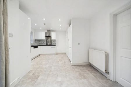 4 bedroom house in Kingston Upon Thames - Photo 5