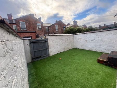 3 bedroom end of terrace house to rent - Photo 4