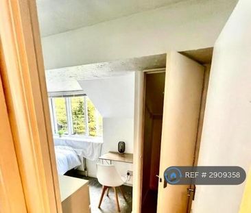 1 bedroom in a house share to rent - Photo 2