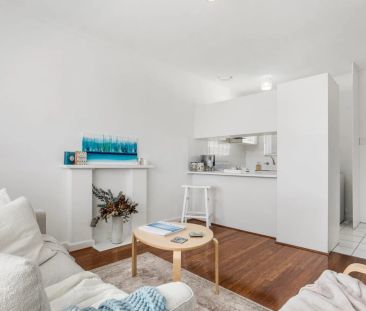 Light-Filled One-Bedroom in a Prime Elwood Location - Photo 4