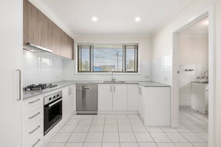 STYLISH & SPACIOUS 2-BEDROOM UNIT IN A PRIME OAKLEIGH LOCATION - Photo 4