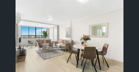 Lightly updated tenth floor apartment in a highly sought-after location - Photo 3