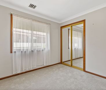 33 Warrambool Crescent Glenfield Park NSW - Photo 3