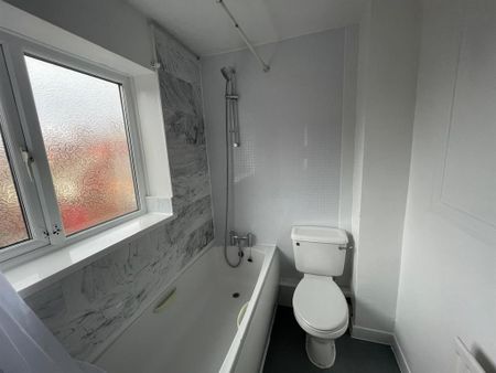 3 bedroom flat to rent - Photo 4