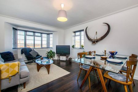 3 bedroom flat to rent - Photo 2