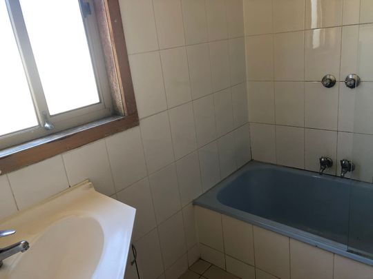 Three Bedrooms in a Great Location - 6 Month Lease - Photo 1