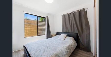 Waterfront ease in prime position - Photo 4