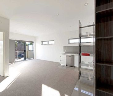 Sunny East-Facing 1-Bedroom Apartment in Leafy O'Connor - Photo 3