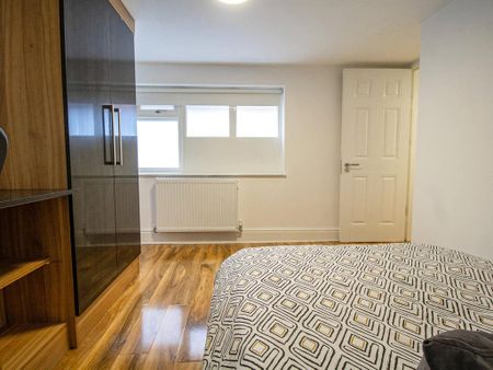 3 bedroom apartment to rent - Photo 4