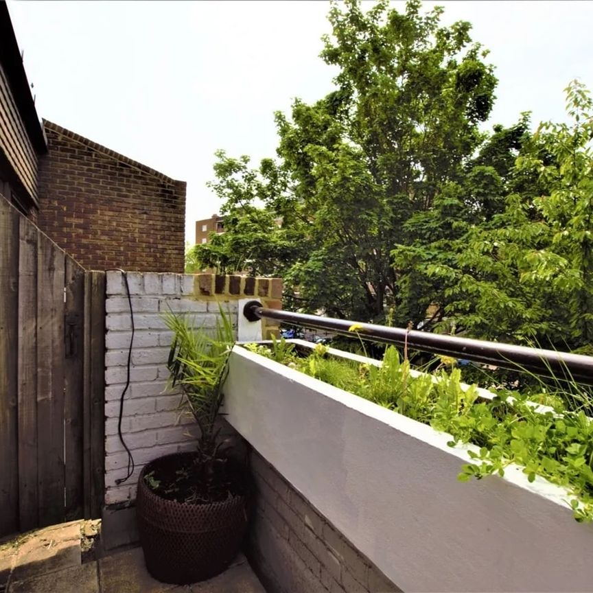 1 Bed Flat, Southwark Park Road, SE16 - Photo 1