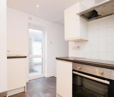 A well presented and very spacious one double bedroom garden flat l... - Photo 4