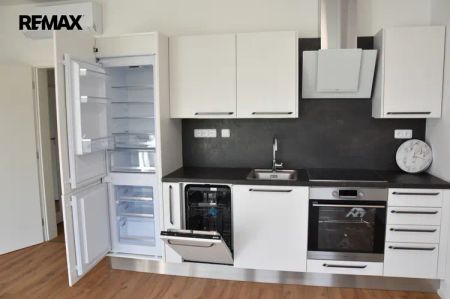 Pronájem byt 1+kk s balkónem, v novostavbě na ulici Jarošové ve Znojmě, garážové stání, sklep - Фото 2