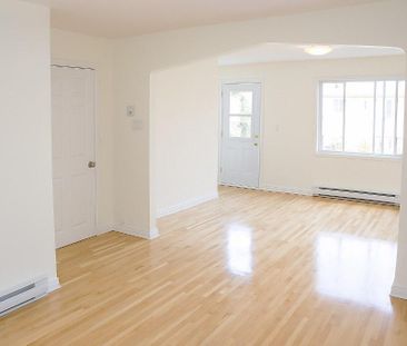 Superbe 3 ½ ensoleillé, libre maintenant, triplex, 2 ième étage, tr... - Photo 4