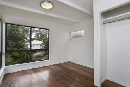 Spacious and Light-Filled Family Home in Desirable Holland Park - Photo 4