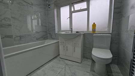 3 bedroom end of terrace house to rent - Photo 2