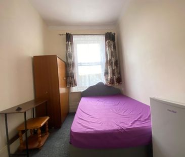 Room in a Shared Flat, Woodgrange Road, E7 - Photo 3