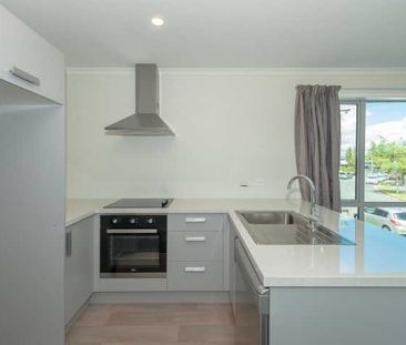 Spacious and sunny executive two bedroom apartments only a few minu... - Photo 3