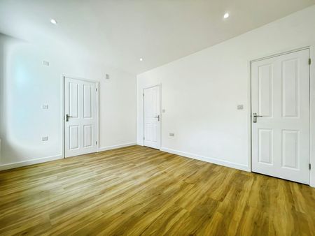 Ground floor maisonette to rent on - Photo 4