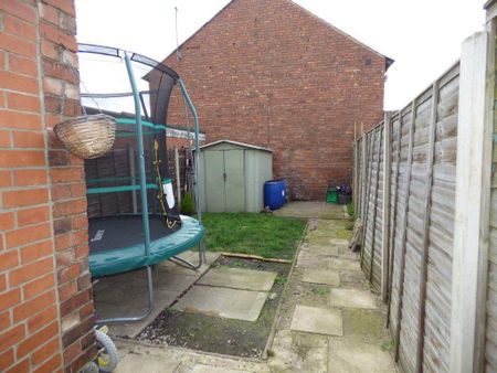 3 bedroom semi-detached house to rent - Photo 5