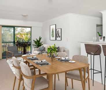 BRIGHT AND SPACIOUS PARK-SIDE LIVING, NOT TO BE MISSED! - Photo 2