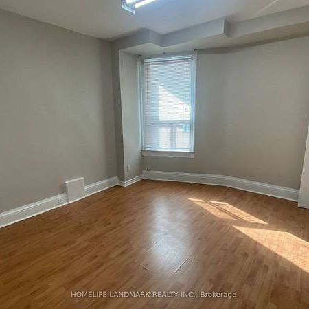 STEPS TO UOFT 6 BEDS 4 BATHS HOUSE - Photo 4