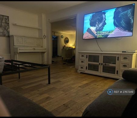 1 bedroom in a house share to rent - Photo 2