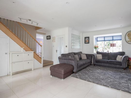 Straight Road - Photo 1