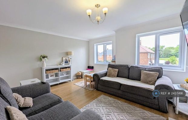 3 bedroom flat to rent - Photo 1