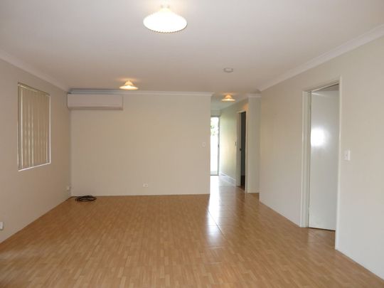 Solar Panels & Air Con - Photo 1