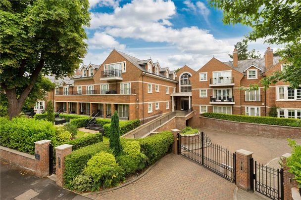 Impressive ground floor apartment situated in a sought after gated development within a mile radius of Weybridge mainline train station. - Photo 1