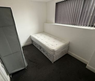 Room in a Shared House, Whingate Avenue, LS12 - Photo 1