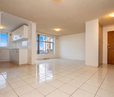 Renovated Top Floor Two-Bedroom Apartment in Prime Eastlakes Location - Photo 2