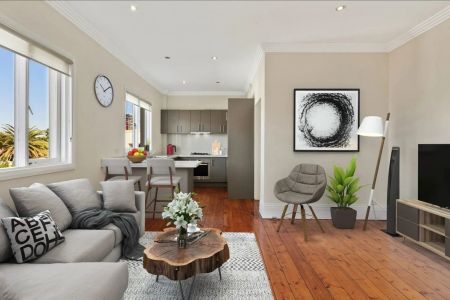 Top-Floor Art Deco Apartment in Boutique Block of Four - Photo 2