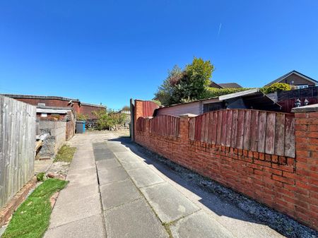 Shaw Road, Oldham - Photo 2