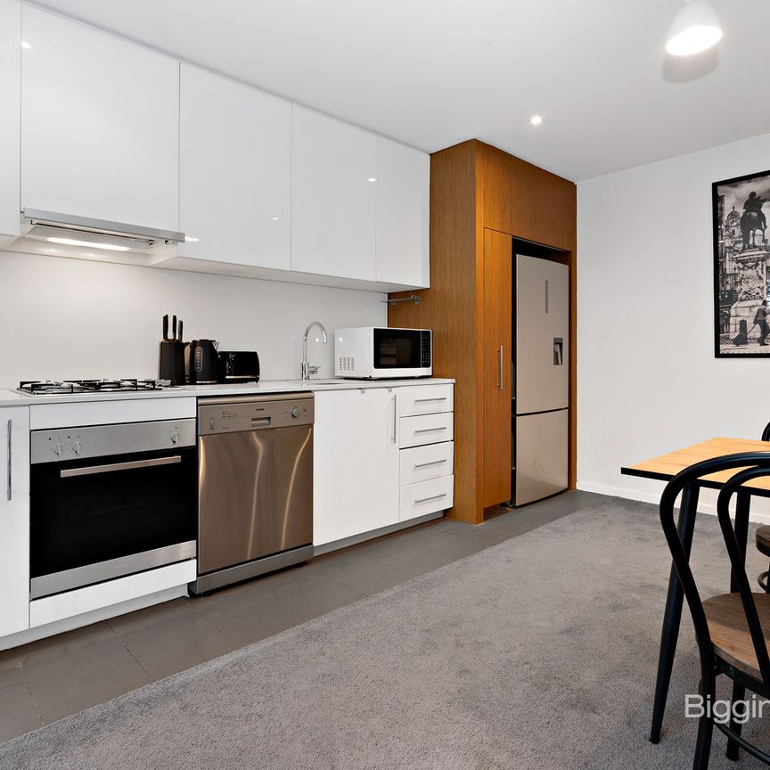 FULLY FURNISHED APARTMENT WITH HUGE PRIVATE COURTYARD! - Photo 1