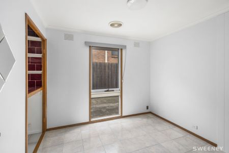 Light filled three bedroom residence in quiet location - Photo 2