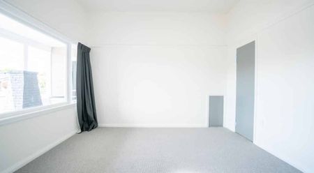 One bedroom, fantastic location! - Photo 2