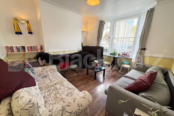 Period house with two bathrooms & patio garden - Photo 1