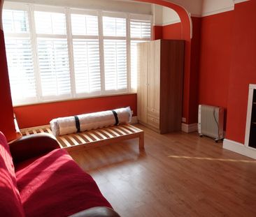 Room in a Shared House, Blenheim Avenue, IG2 - Photo 4