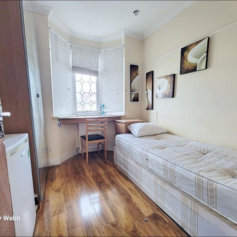 1 bedroom in a house share to rent - Photo 1