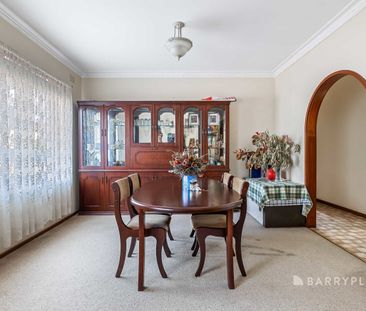 Family Home In The heart of Thornbury - Photo 3