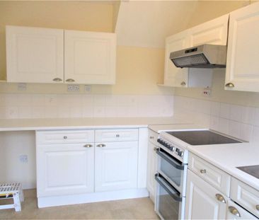A well-presented three bedroom family house with garden and garage ... - Photo 4