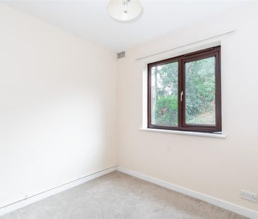 Bassetsbury Lane, High Wycombe - Photo 2