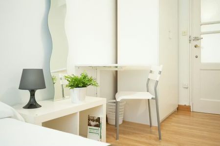 Plaza de Manuel Becerra, Madrid, Community of Madrid 28028 - Photo 2