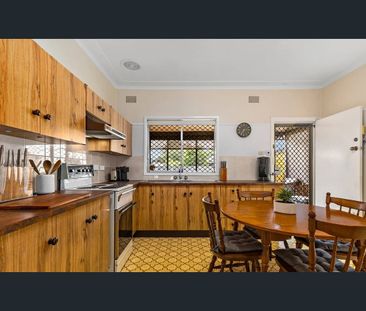 Stylish Renovated Home in a Quiet, Convenient Location - Photo 3