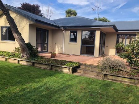 Tidy home in quiet Cul de sac. (3 bedrooms) - Photo 2
