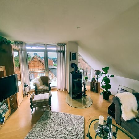 Gemütliche 2-Zimmer-Dachgeschosswohnung mit Balkon und Einbauküche - Photo 2