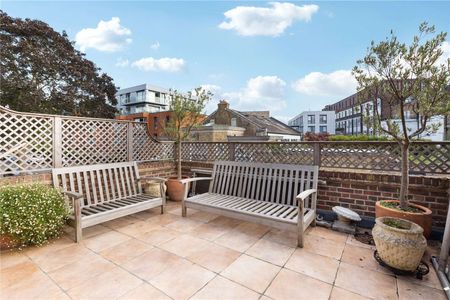 A very spacious two bedroom coach house, tucked away on one of Clapham's most premier roads. - Photo 5