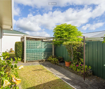 Great location - bright and sunny - Photo 2