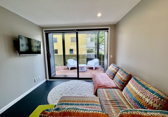 Split level townhouse on the waterfront - Photo 1